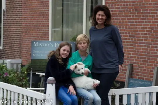 Zwitserse witte herder Misthy's friends Puma met haar nieuwe baasjes