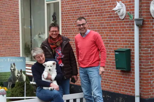 Misthy's frineds Saar bij het vertrek naar haar nieuwe baasjes