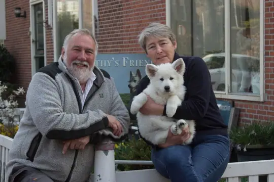 Zwitserse witte herder pup Misthy's Friends Qassiabij het vertrek