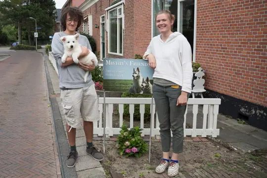 Zwitserse witte herder pup Raeye met haar nieuwe baasjes